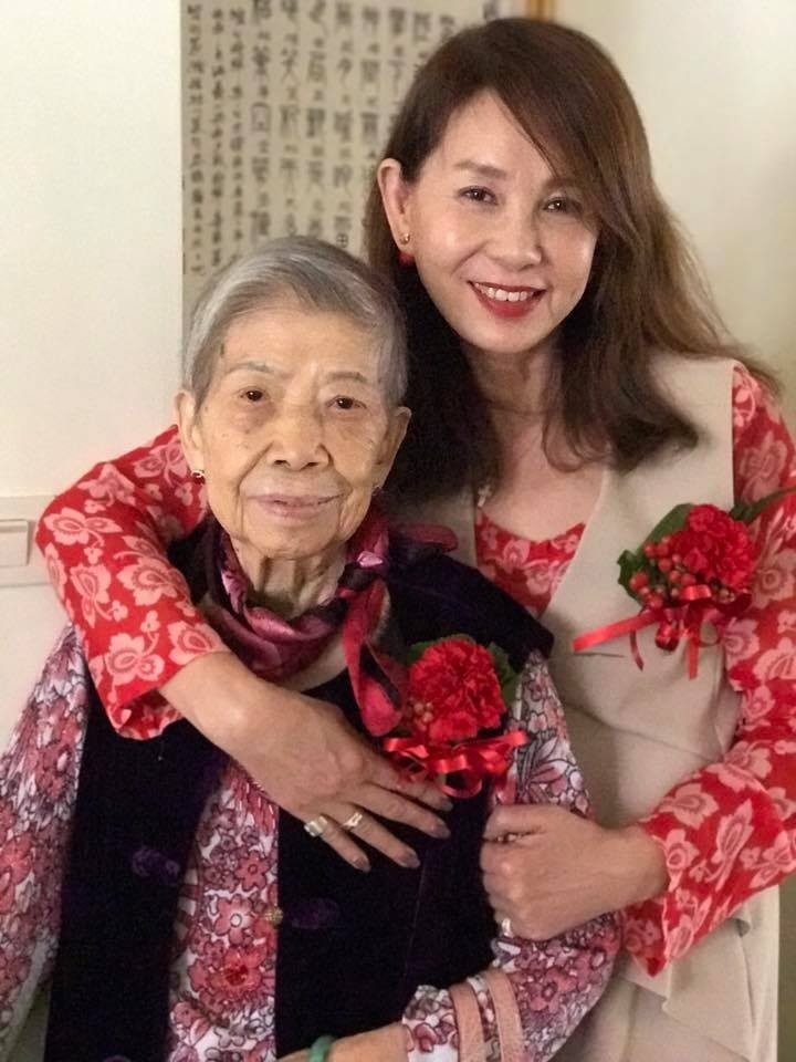 喪父又試管失敗！周丹薇陷憂鬱「80歲老母三步九叩」求她振作　痛哭懺悔「我讓她失望了」再無法盡孝