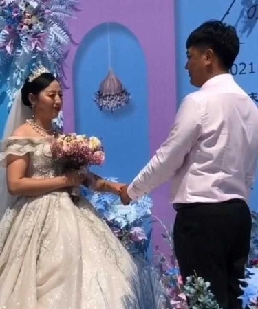 真愛無界限！50歲女企業家與25歲農村青年的浪漫婚禮，小姑意外成焦點