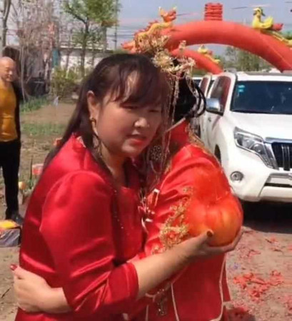 母子戀修成正果！50歲女董嫁25歲鮮肉「小姑被誤認成姪女」　和婆婆「貼臉合照像姊妹」網讚：顏值可以啊