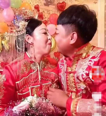 母子戀修成正果！50歲女董嫁25歲鮮肉「小姑被誤認成姪女」　和婆婆「貼臉合照像姊妹」網讚：顏值可以啊