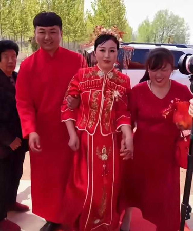 真愛無界限！50歲女企業家與25歲農村青年的浪漫婚禮，小姑意外成焦點