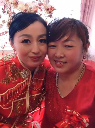 母子戀修成正果！50歲女董嫁25歲鮮肉「小姑被誤認成姪女」　和婆婆「貼臉合照像姊妹」網讚：顏值可以啊