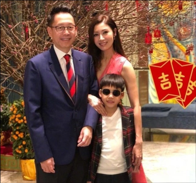 51歲李嘉欣辣秀身材！內衣外穿高調「露小蠻腰」似女團　與富商老公「十指相扣」同框更像父女