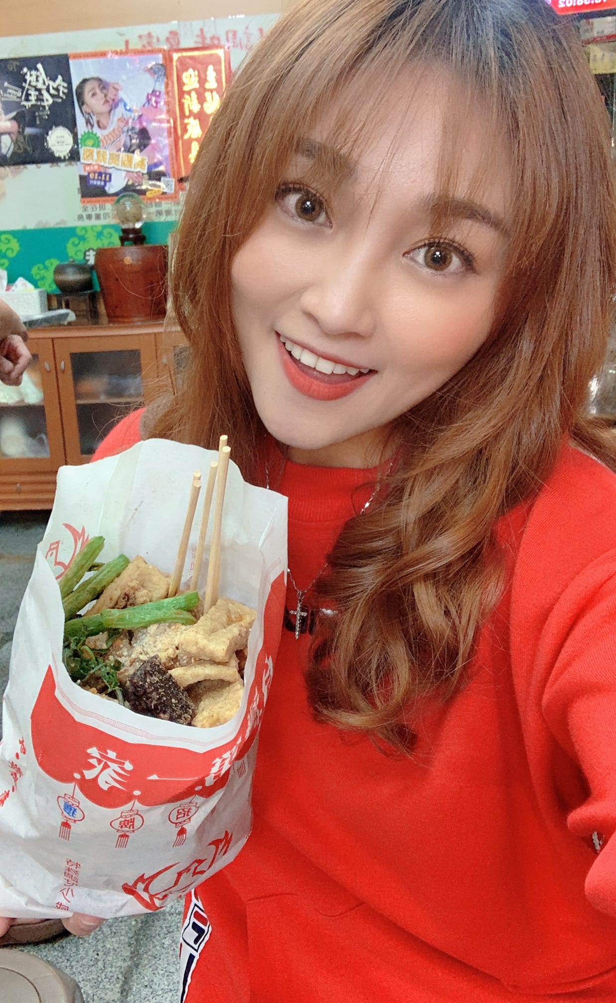 平常就孝順！張文琦「回高雄幫賣鹽酥雞」多到父母喊：怎麼又回來　「媽媽驚喜現身」優雅氣質網喊：根本是姊妹