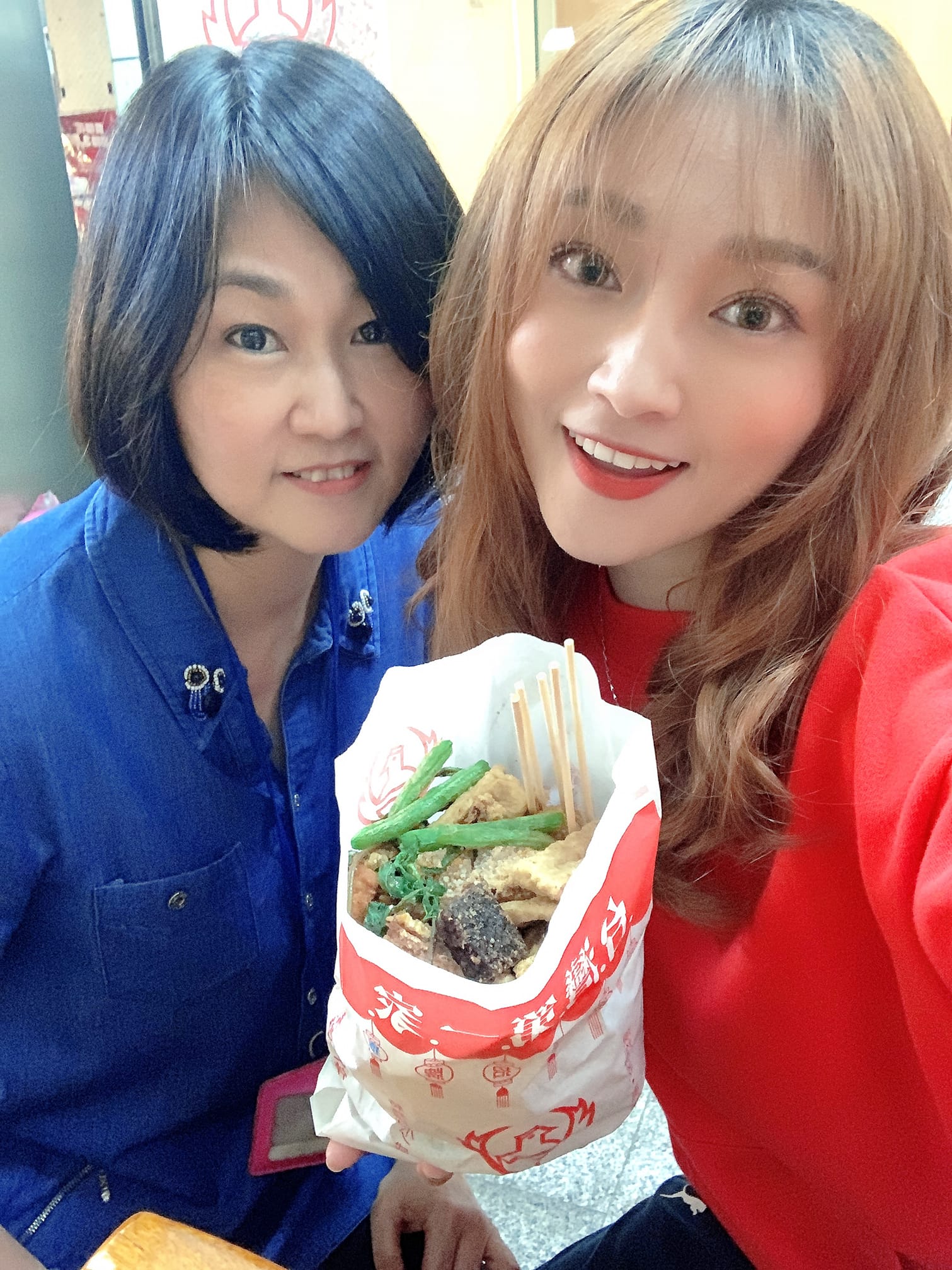 平常就孝順！張文琦「回高雄幫賣鹽酥雞」多到父母喊：怎麼又回來　「媽媽驚喜現身」優雅氣質網喊：根本是姊妹
