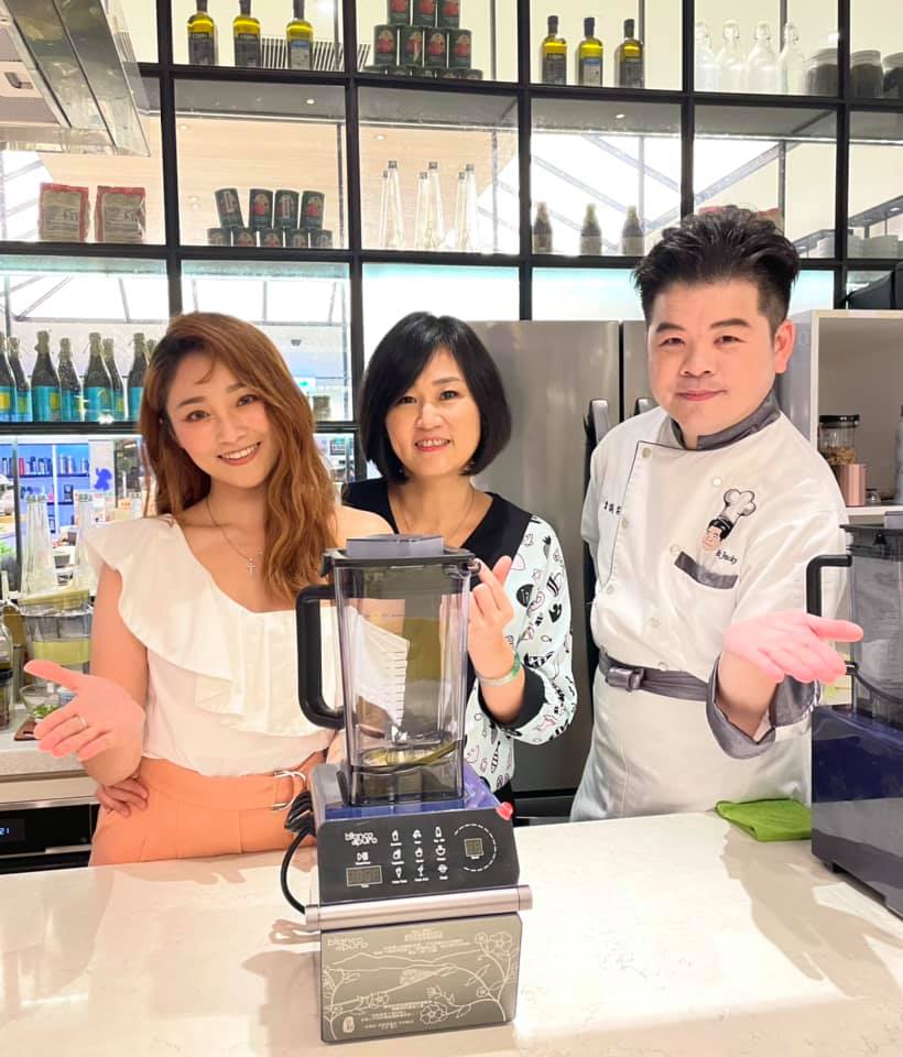 平常就孝順！張文琦「回高雄幫賣鹽酥雞」多到父母喊：怎麼又回來　「媽媽驚喜現身」優雅氣質網喊：根本是姊妹