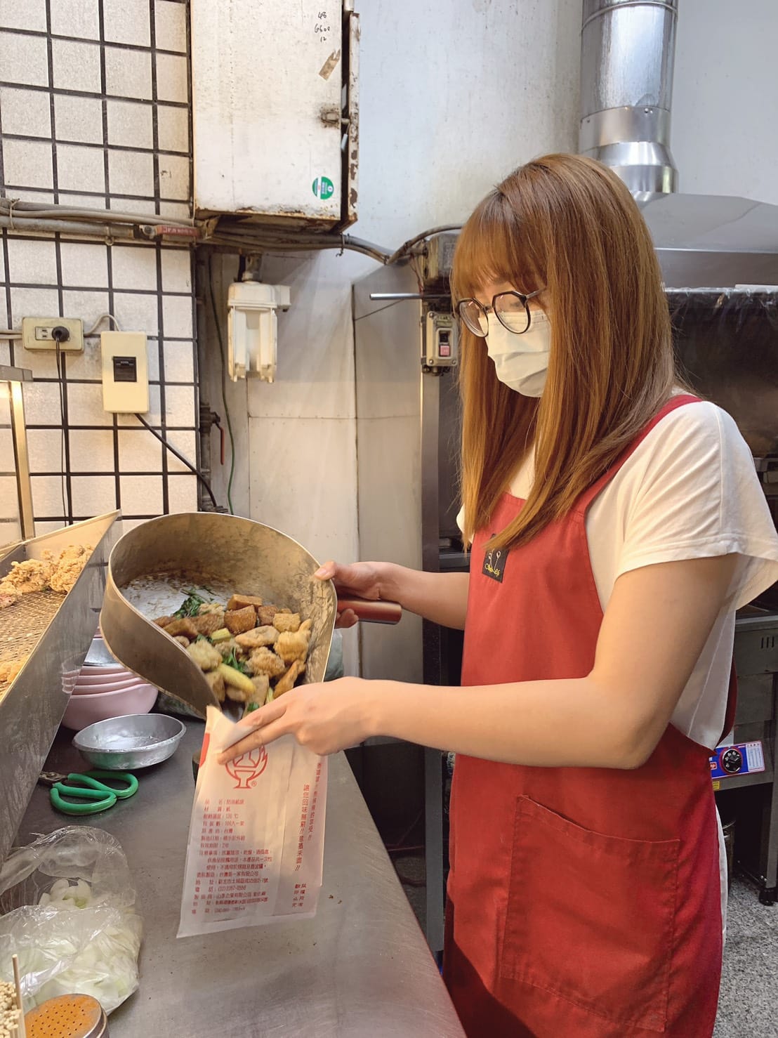 平常就孝順！張文琦「回高雄幫賣鹽酥雞」多到父母喊：怎麼又回來　「媽媽驚喜現身」優雅氣質網喊：根本是姊妹