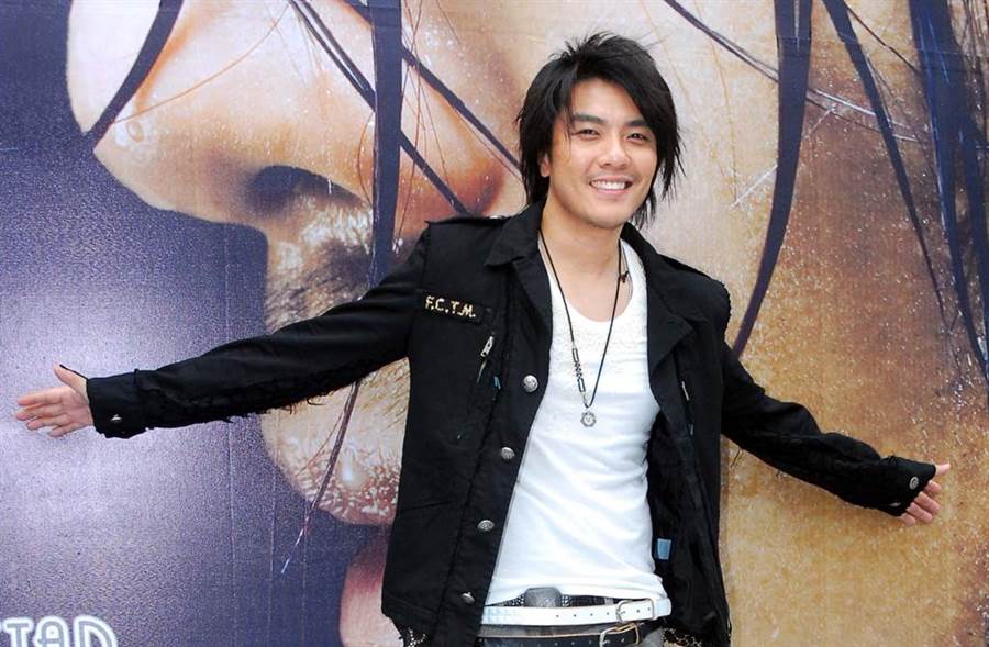 48歲「情歌王子」阿杜久違現身！因患大病消失14年　今重回歌壇「模樣大變」體重一度暴增