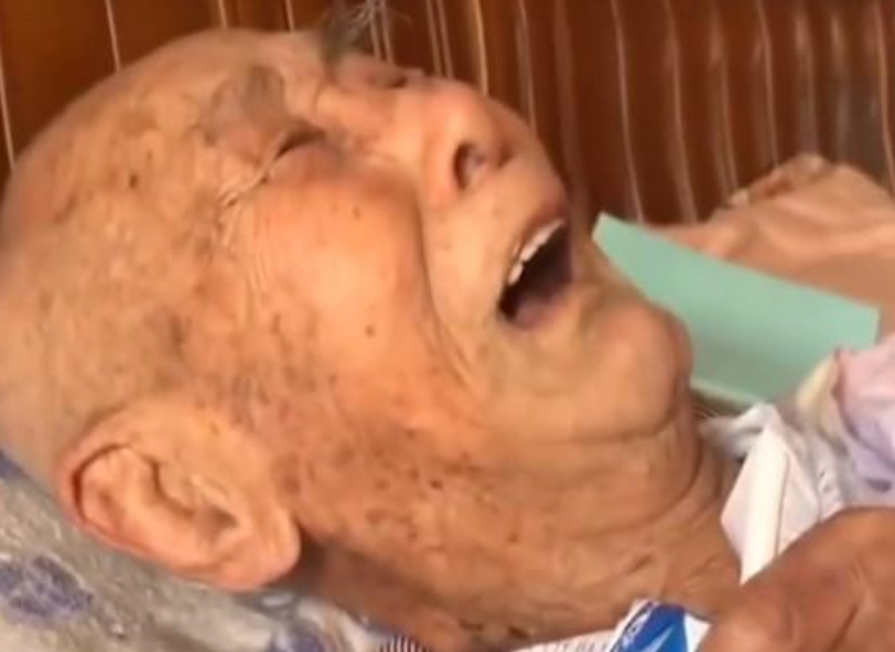 畫面太催淚！101歲老人「夢見過世媽媽」被叫醒　微笑回味夢境後「委屈大哭」：她不跟我說話