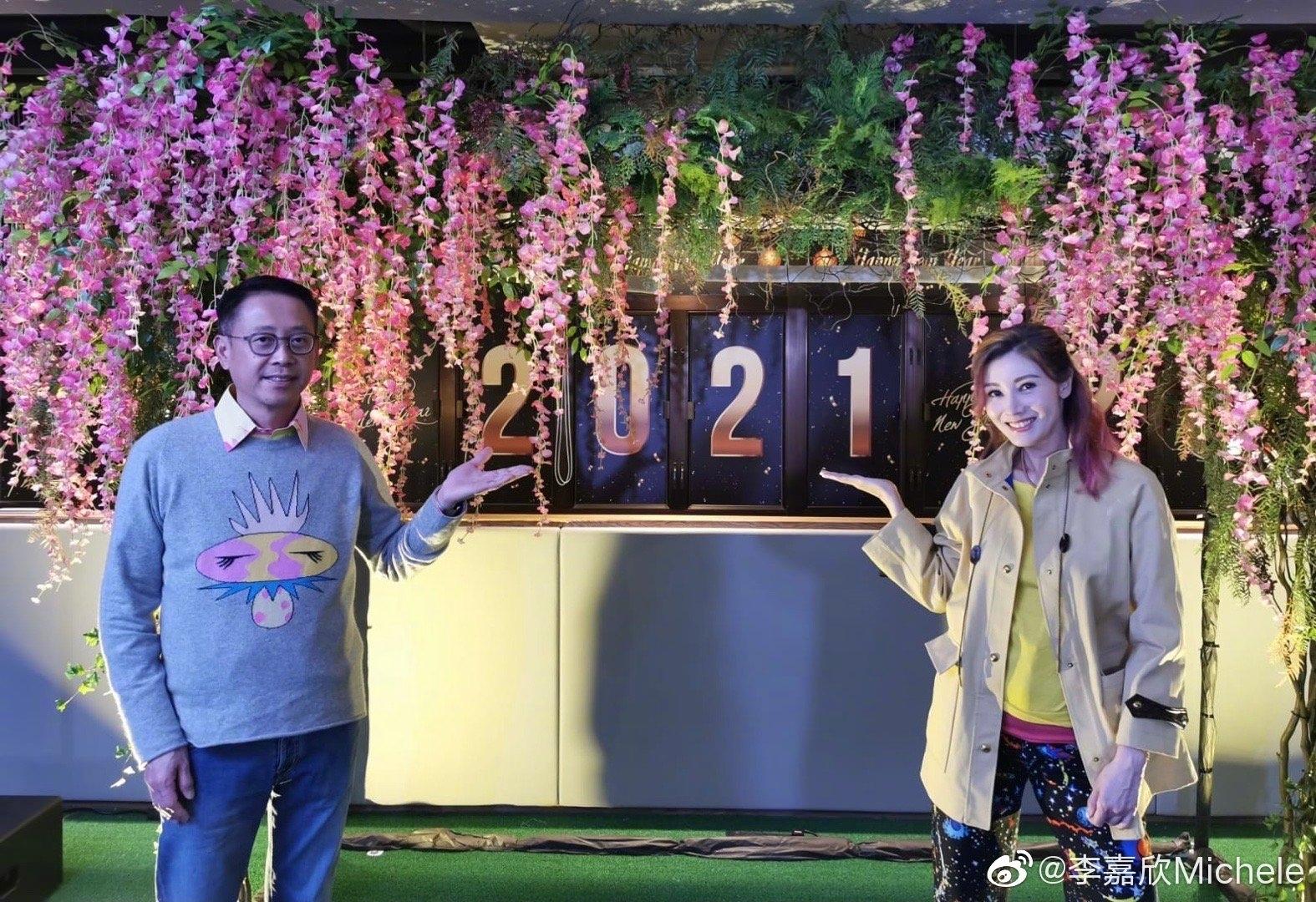 51歲李嘉欣辣秀身材！內衣外穿高調「露小蠻腰」似女團　與富商老公「十指相扣」同框更像父女