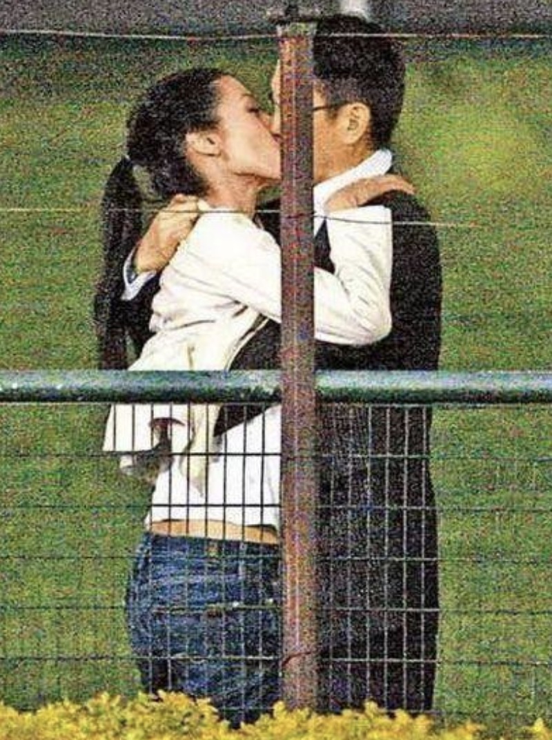 51歲李嘉欣辣秀身材！內衣外穿高調「露小蠻腰」似女團　與富商老公「十指相扣」同框更像父女