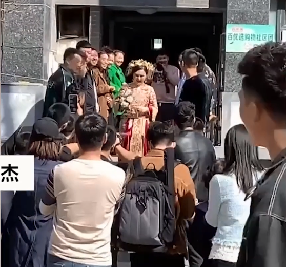 「我看誰敢動她」！婆婆持雙棍站婚車「貼身守護兒媳」阻婚鬧　 超霸氣場面被讚爆：關係真好