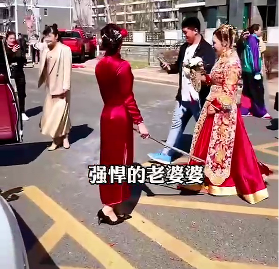 「我看誰敢動她」！婆婆持雙棍站婚車「貼身守護兒媳」阻婚鬧　 超霸氣場面被讚爆：關係真好