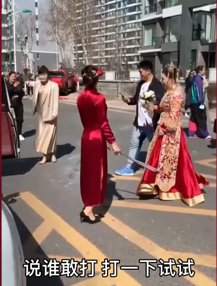 「我看誰敢動她」！婆婆持雙棍站婚車「貼身守護兒媳」阻婚鬧　 超霸氣場面被讚爆：關係真好