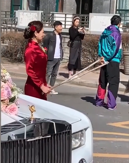 「我看誰敢動她」！婆婆持雙棍站婚車「貼身守護兒媳」阻婚鬧　 超霸氣場面被讚爆：關係真好