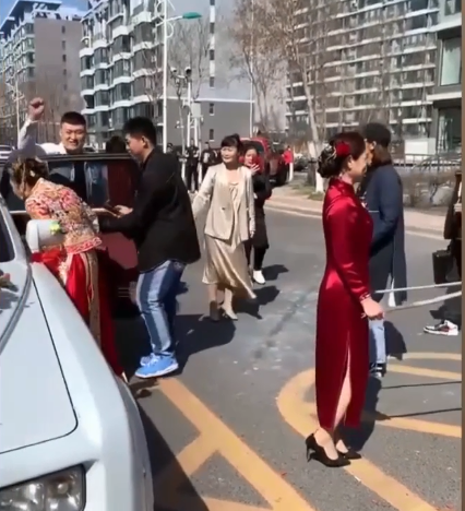 「我看誰敢動她」！婆婆持雙棍站婚車「貼身守護兒媳」阻婚鬧　 超霸氣場面被讚爆：關係真好