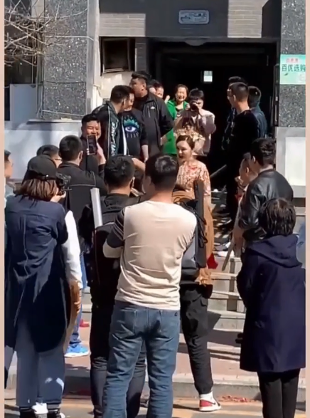 「我看誰敢動她」！婆婆持雙棍站婚車「貼身守護兒媳」阻婚鬧　 超霸氣場面被讚爆：關係真好