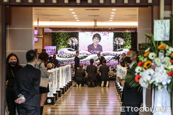要NO媽放心走！許效舜潰堤「早當生母奉養」恩情難回報　慟「噩耗來得太突然了」：我會陪NONO很久