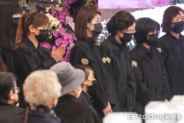 要NO媽放心走！許效舜潰堤「早當生母奉養」恩情難回報　慟「噩耗來得太突然了」：我會陪NONO很久