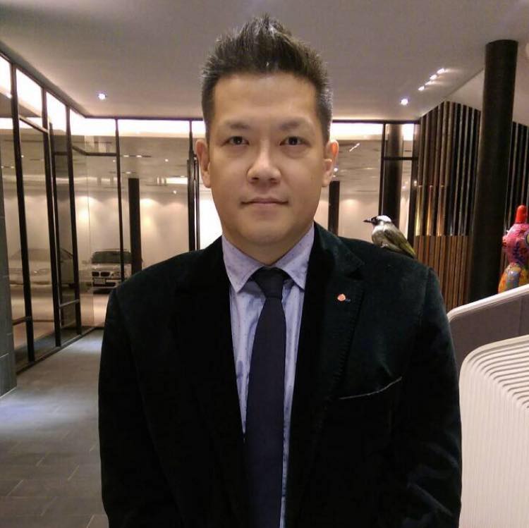 二哥身份超驚人！柯叔元兄長「16年菜鳥變業界傳奇」居高位沒身段　「撞臉大哥級主持人」兄弟合影帥度破表
