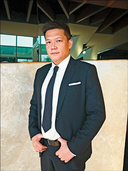 二哥身份超驚人！柯叔元兄長「16年菜鳥變業界傳奇」居高位沒身段　「撞臉大哥級主持人」兄弟合影帥度破表