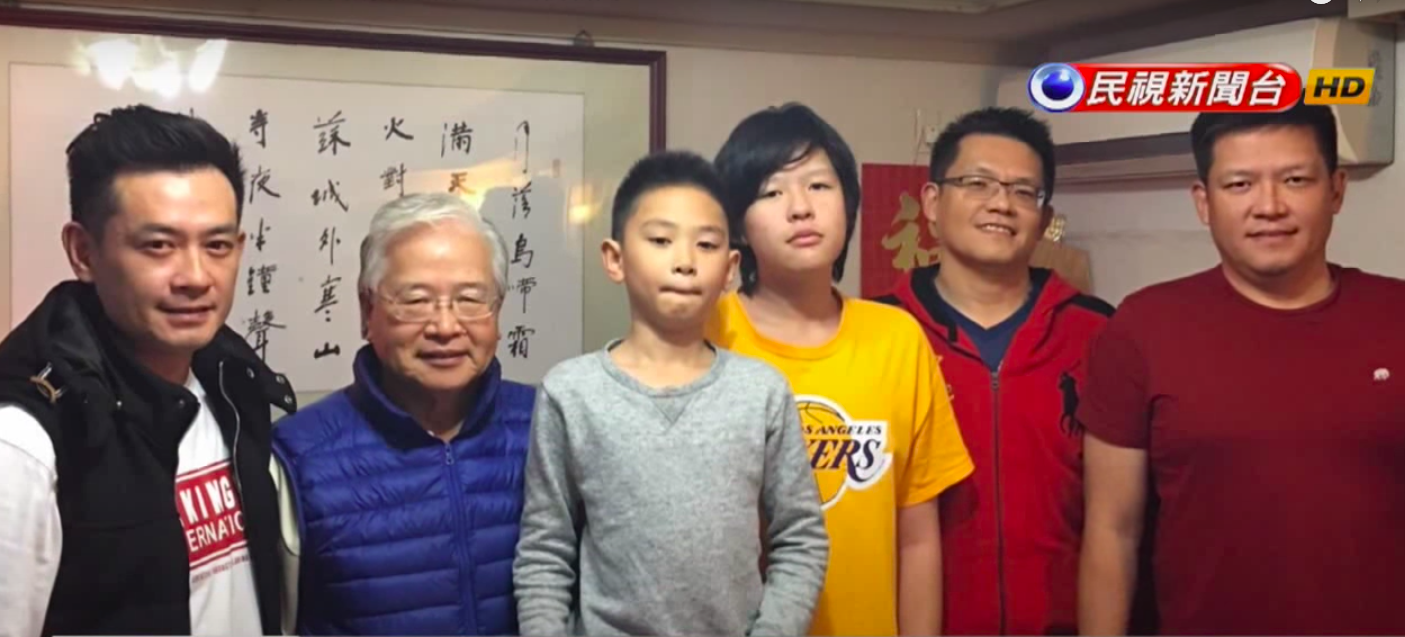 二哥身份超驚人！柯叔元兄長「16年菜鳥變業界傳奇」居高位沒身段　「撞臉大哥級主持人」兄弟合影帥度破表