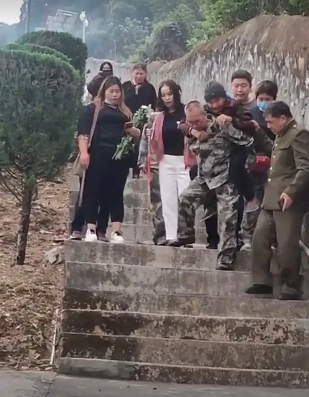每逢清明倍思親！106歲嬤跨400公里上山「只為見長眠獨子」　看見照片瞬間潰堤「再也聽不到你喊媽」看哭全網