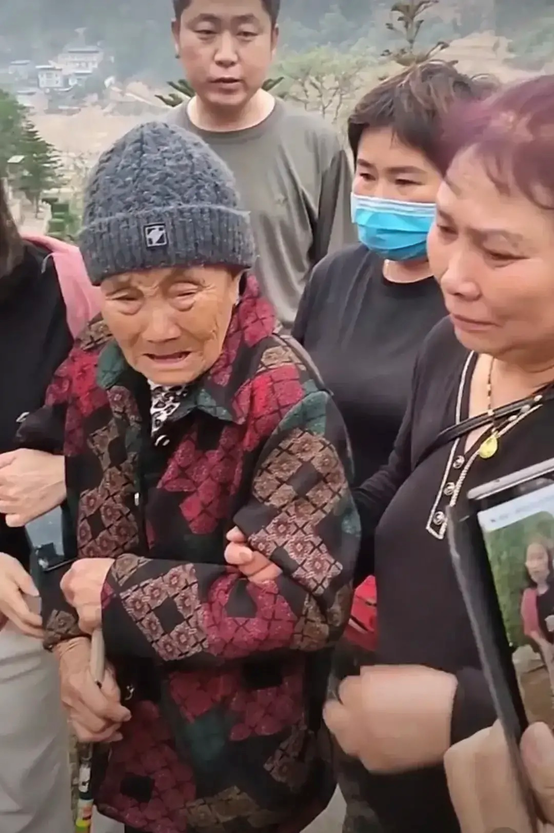 每逢清明倍思親！106歲嬤跨400公里上山「只為見長眠獨子」　看見照片瞬間潰堤「再也聽不到你喊媽」看哭全網
