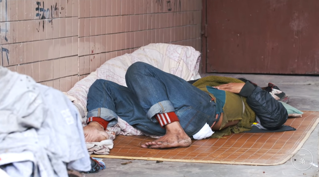 辭職借錢幫街友好傻？男子瞞妻2年「助61遊民千里返家」背後原因催淚　行善者得天助「鹹魚翻身現況曝光」