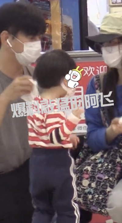 吳奇隆一家3口逛超市！2歲步步「活潑好動」超粘媽媽　劉詩詩笑談「母子相處細節」育兒觀被讚