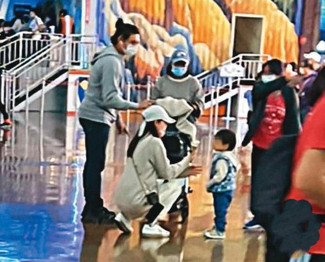 吳奇隆一家3口逛超市！2歲步步「活潑好動」超粘媽媽　劉詩詩笑談「母子相處細節」育兒觀被讚