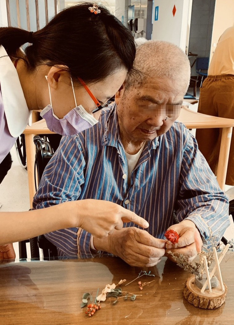 放不下老伴！老爺爺「最後吻別癌妻」給承諾：愛妳一輩子　她終安心闔眼「丈夫手寫告白」暖哭網友