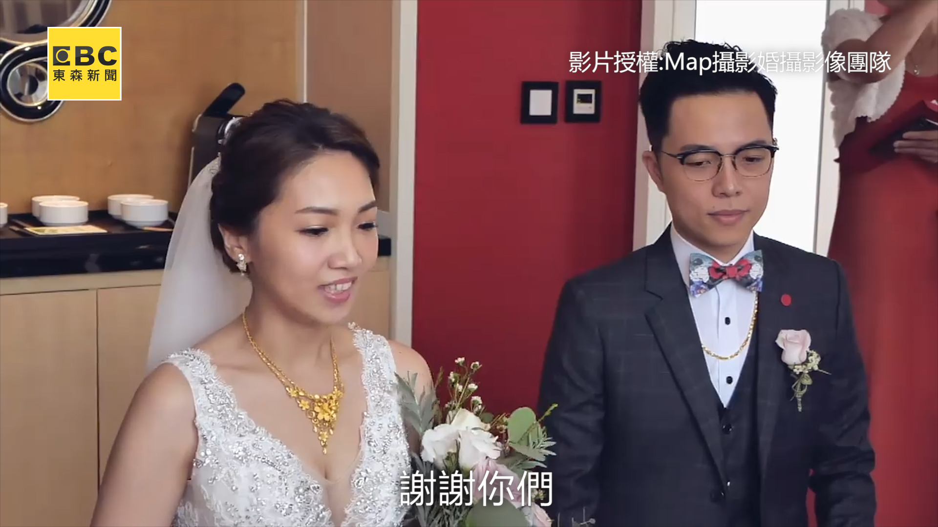 好不捨！老父見「女兒穿婚紗跪地拜別」1秒哽咽畫面超催淚　笑著哭最難過「握女婿手重複囑託」：交給你了