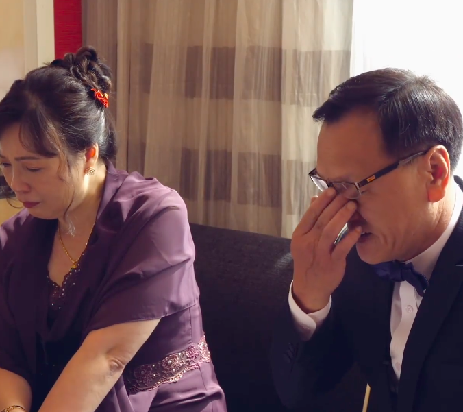 好不捨！老父見「女兒穿婚紗跪地拜別」1秒哽咽畫面超催淚　笑著哭最難過「握女婿手重複囑託」：交給你了