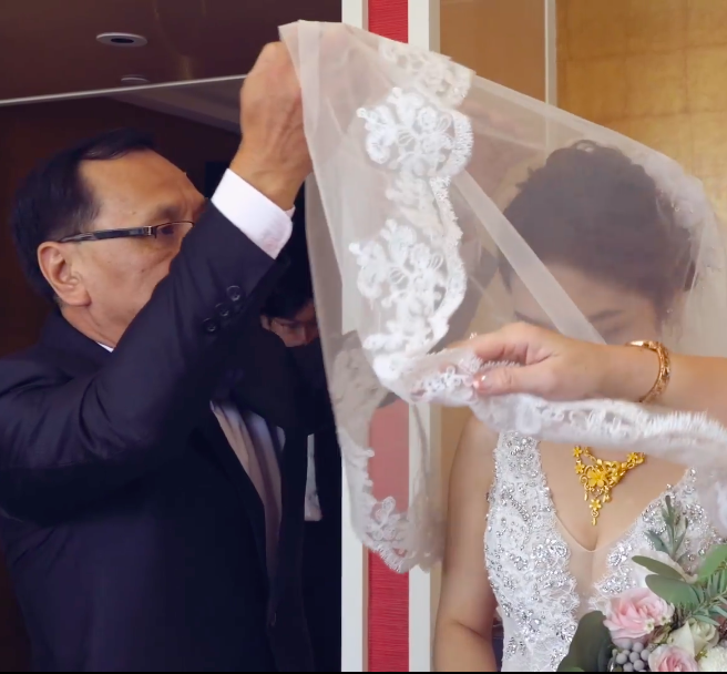 好不捨！老父見「女兒穿婚紗跪地拜別」1秒哽咽畫面超催淚　笑著哭最難過「握女婿手重複囑託」：交給你了