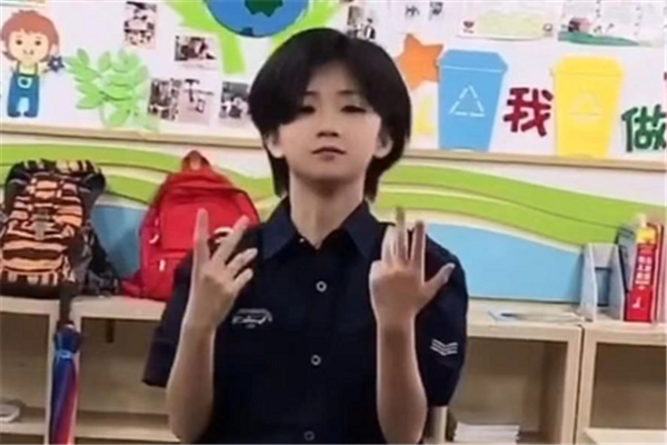帥到犯規！10歲短髮女孩「教室秀舞技」自信亮眼　「長髪照氣質大變」網友喊話：趕快C位出道