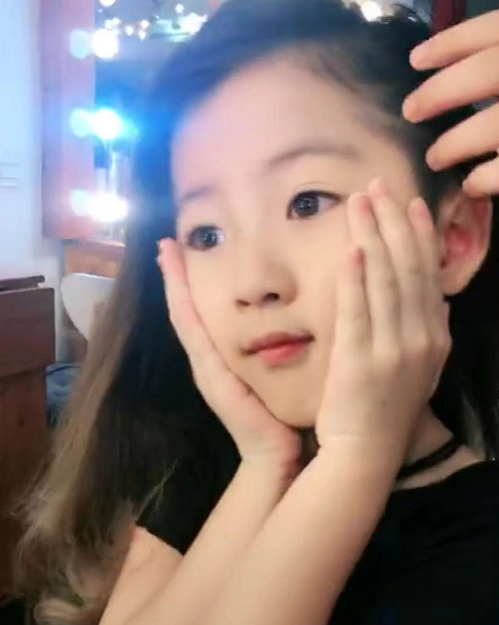 帥到犯規！10歲短髮女孩「教室秀舞技」自信亮眼　「長髪照氣質大變」網友喊話：趕快C位出道