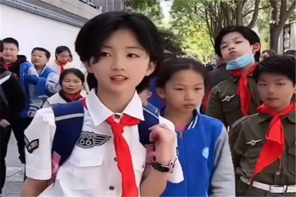 帥到犯規！10歲短髮女孩「教室秀舞技」自信亮眼　「長髪照氣質大變」網友喊話：趕快C位出道
