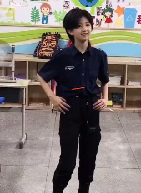 帥到犯規！10歲短髮女孩「教室秀舞技」自信亮眼　「長髪照氣質大變」網友喊話：趕快C位出道