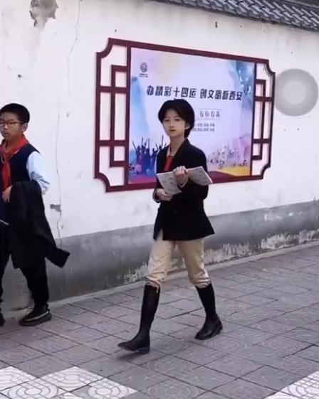 帥到犯規！10歲短髮女孩「教室秀舞技」自信亮眼　「長髪照氣質大變」網友喊話：趕快C位出道