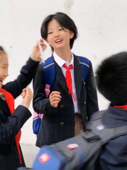 帥到犯規！10歲短髮女孩「教室秀舞技」自信亮眼　「長髪照氣質大變」網友喊話：趕快C位出道
