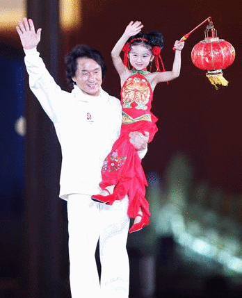 6歲被成龍抱著上舞台！14歲出演趙麗穎徒弟「被嘲長殘長殘」退圈　今20歲「容貌大變」完美逆襲