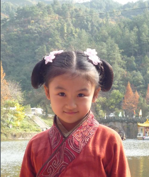 6歲被成龍抱著上舞台！14歲出演趙麗穎徒弟「被嘲長殘長殘」退圈　今20歲「容貌大變」完美逆襲