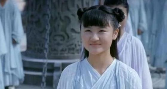 6歲被成龍抱著上舞台！14歲出演趙麗穎徒弟「被嘲長殘長殘」退圈　今20歲「容貌大變」完美逆襲