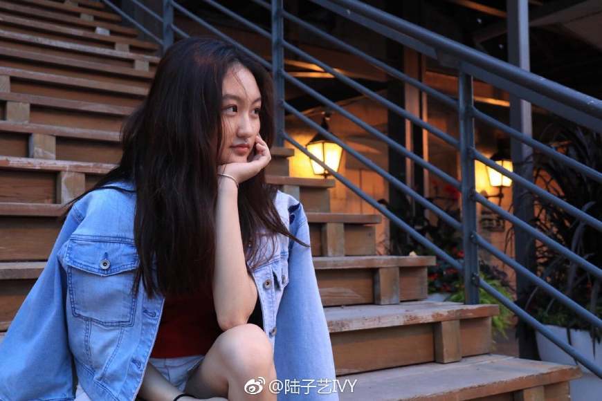 6歲被成龍抱著上舞台！14歲出演趙麗穎徒弟「被嘲長殘長殘」退圈　今20歲「容貌大變」完美逆襲