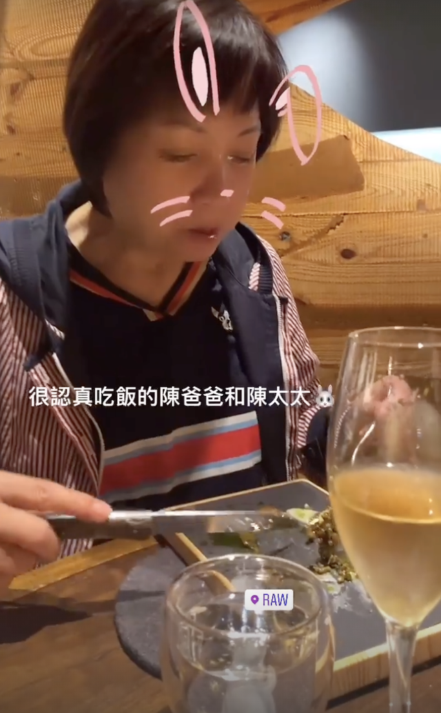 發展更進一步！陳喬恩攜小9歲男友「見家長」　小情侶「貼頭自拍」甜蜜放閃：好事將近？
