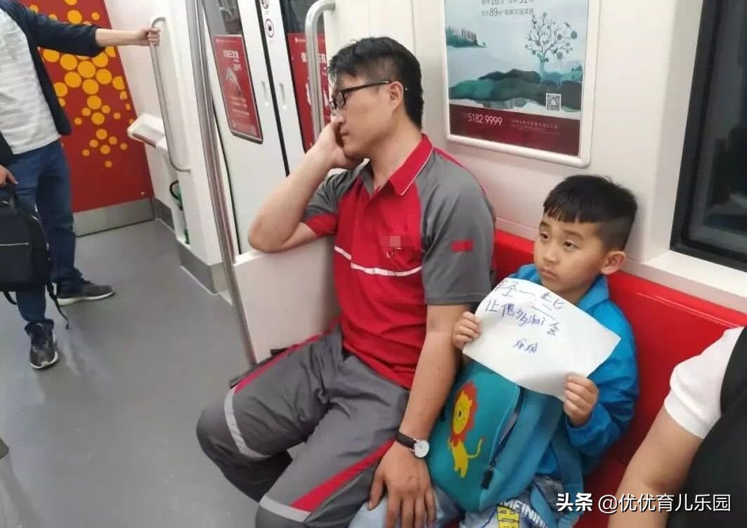 最棒小暖男！孕婦老師「挺8個月大肚靠牆休息」　懂事男童「突然起身上前」網讚爆：家裡教得真好！