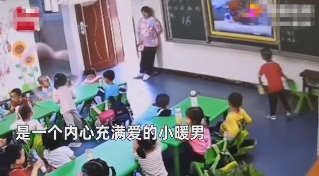 最棒小暖男！孕婦老師「挺8個月大肚靠牆休息」　懂事男童「突然起身上前」網讚爆：家裡教得真好！