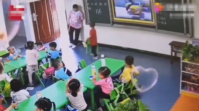 最棒小暖男！孕婦老師「挺8個月大肚靠牆休息」　懂事男童「突然起身上前」網讚爆：家裡教得真好！