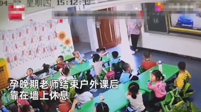 最棒小暖男！孕婦老師「挺8個月大肚靠牆休息」　懂事男童「突然起身上前」網讚爆：家裡教得真好！